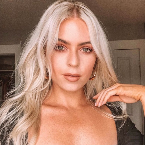 Meet your Posher, Holly - Picture 1 of 1